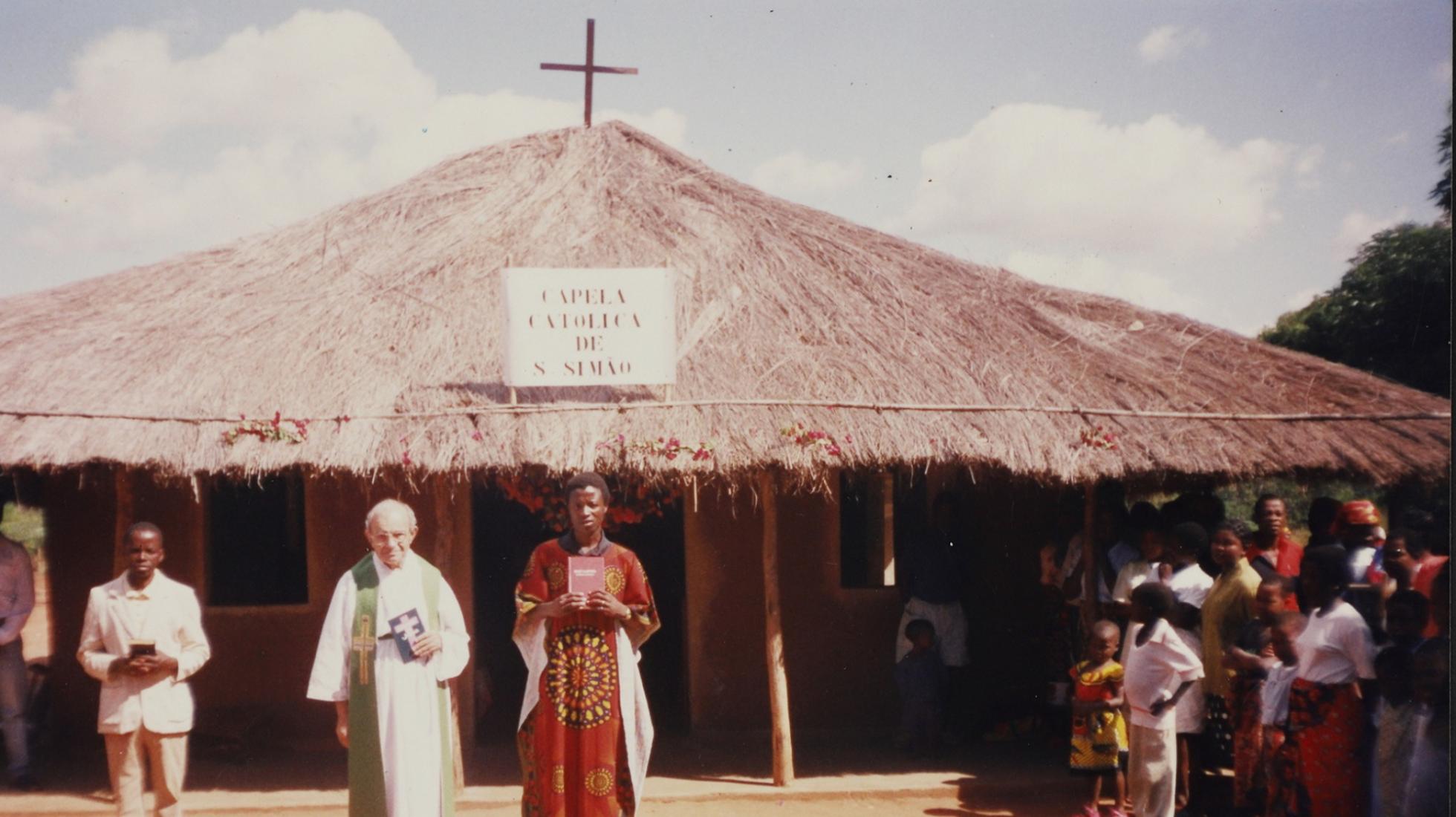 Celebração católica na Capela de S. Simão. Moçambique, 2000-2003.